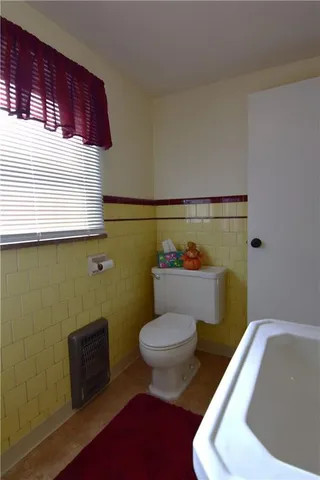 a view of an empty room with a ceiling fan