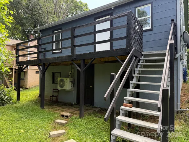 a view of entryway with a front door