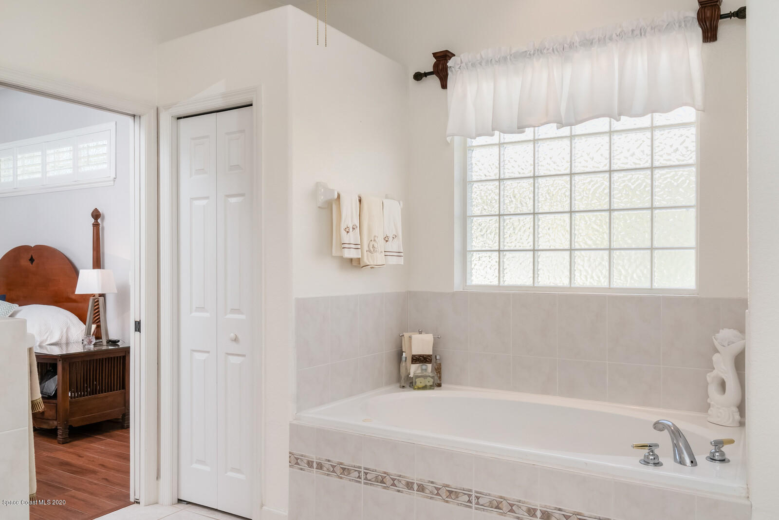 4050 Stoney Point Road Melbourne, FL 32940 - Photo 26 of 52 a bathroom with a bathtub and a shower