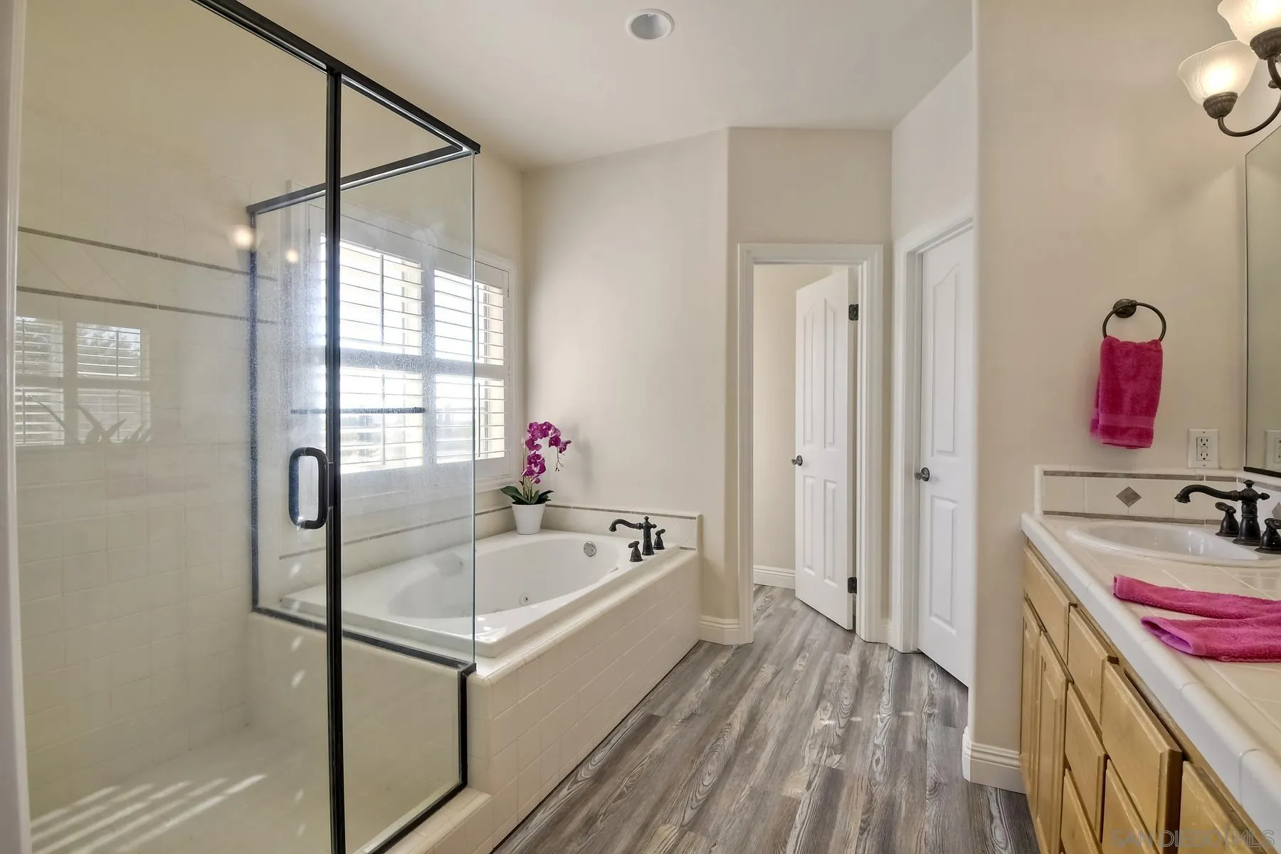 1550 Alturas Road Fallbrook, CA 92028 - Photo 20 of 31 a bathroom with a tub sink and mirror