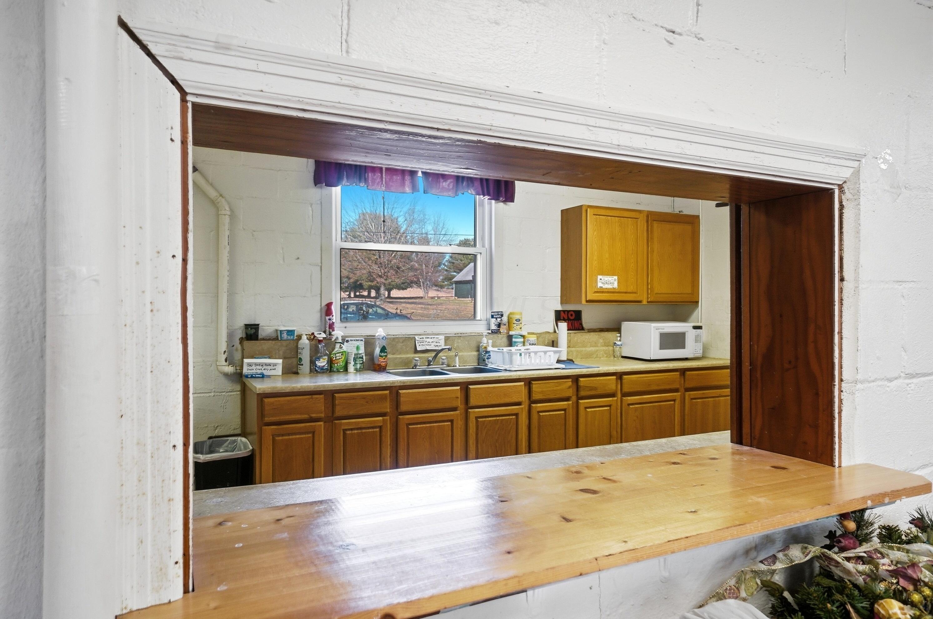11094 Butler Road Northeast Newark, OH 43055 - Photo 9 of 47 _009-pass-thru to kitchen