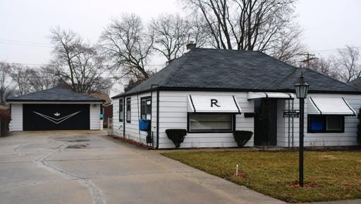 10851 Oak Avenue Chicago Ridge, IL 60415 - Photo 1 of 15 a front view of a house with garden