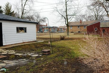 10851 Oak Avenue Chicago Ridge, IL 60415 - Photo 15 of 15 a backyard of a house with lots of green space