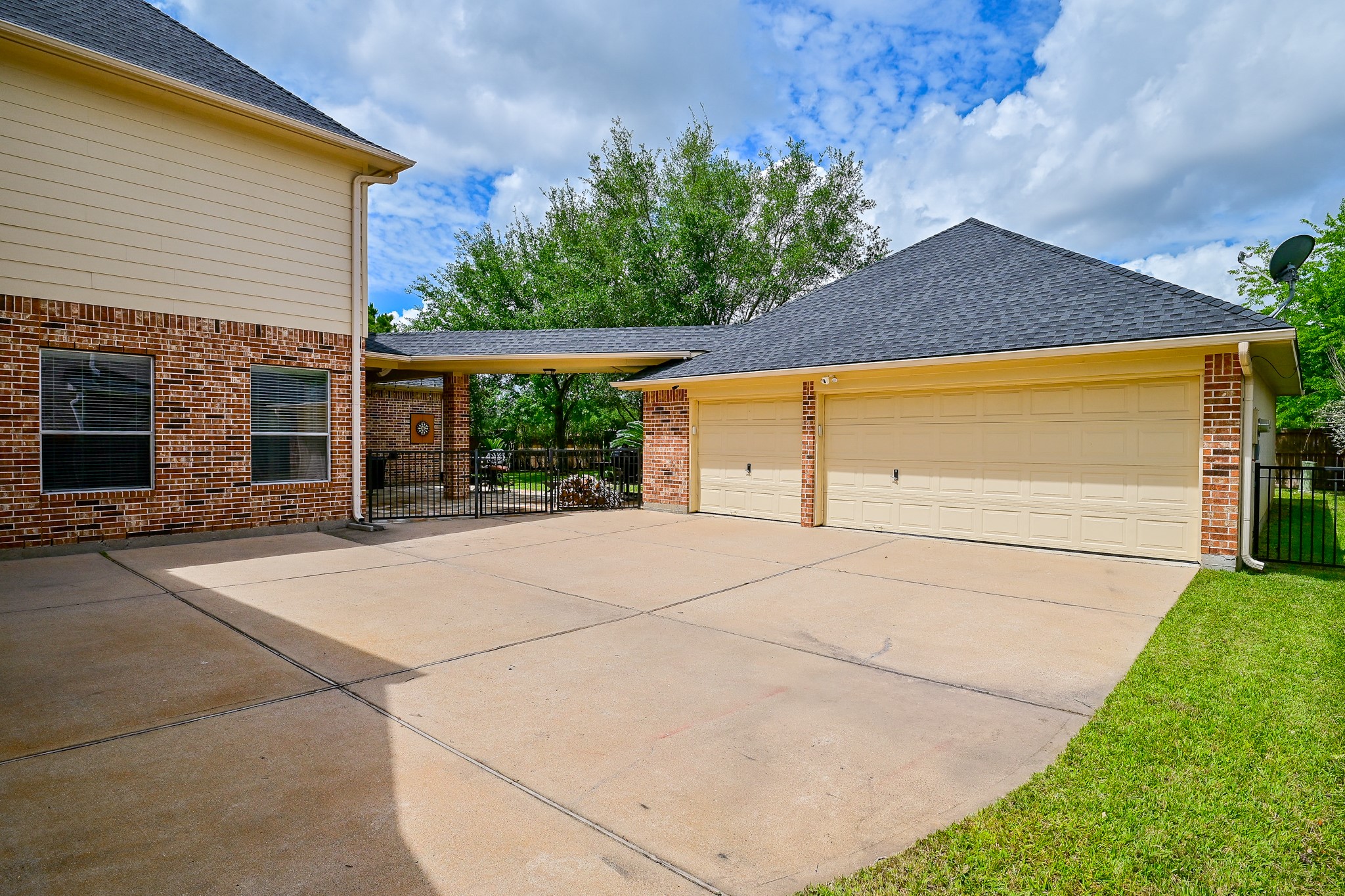 7218 Spring Run Lane Katy, TX 77494 - Photo 36 of 49 a backyard of a house