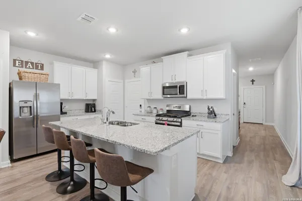 $2,200 | 827 Laurel, San Antonio, TX 78219