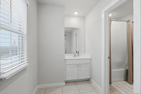 $2,200 | 827 Laurel, San Antonio, TX 78219