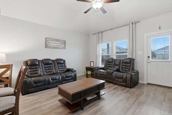 $2,200 | 827 Laurel, San Antonio, TX 78219