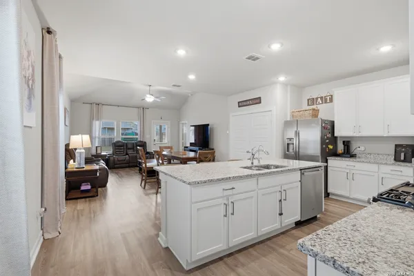 $2,200 | 827 Laurel, San Antonio, TX 78219
