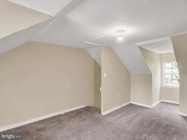 an empty room with windows and pillars in it