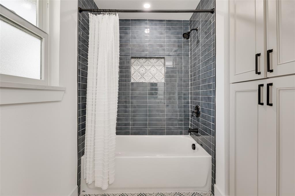 9662 Angleridge Road Dallas, TX 75238 - Photo 25 of 30 a bathroom with a shower