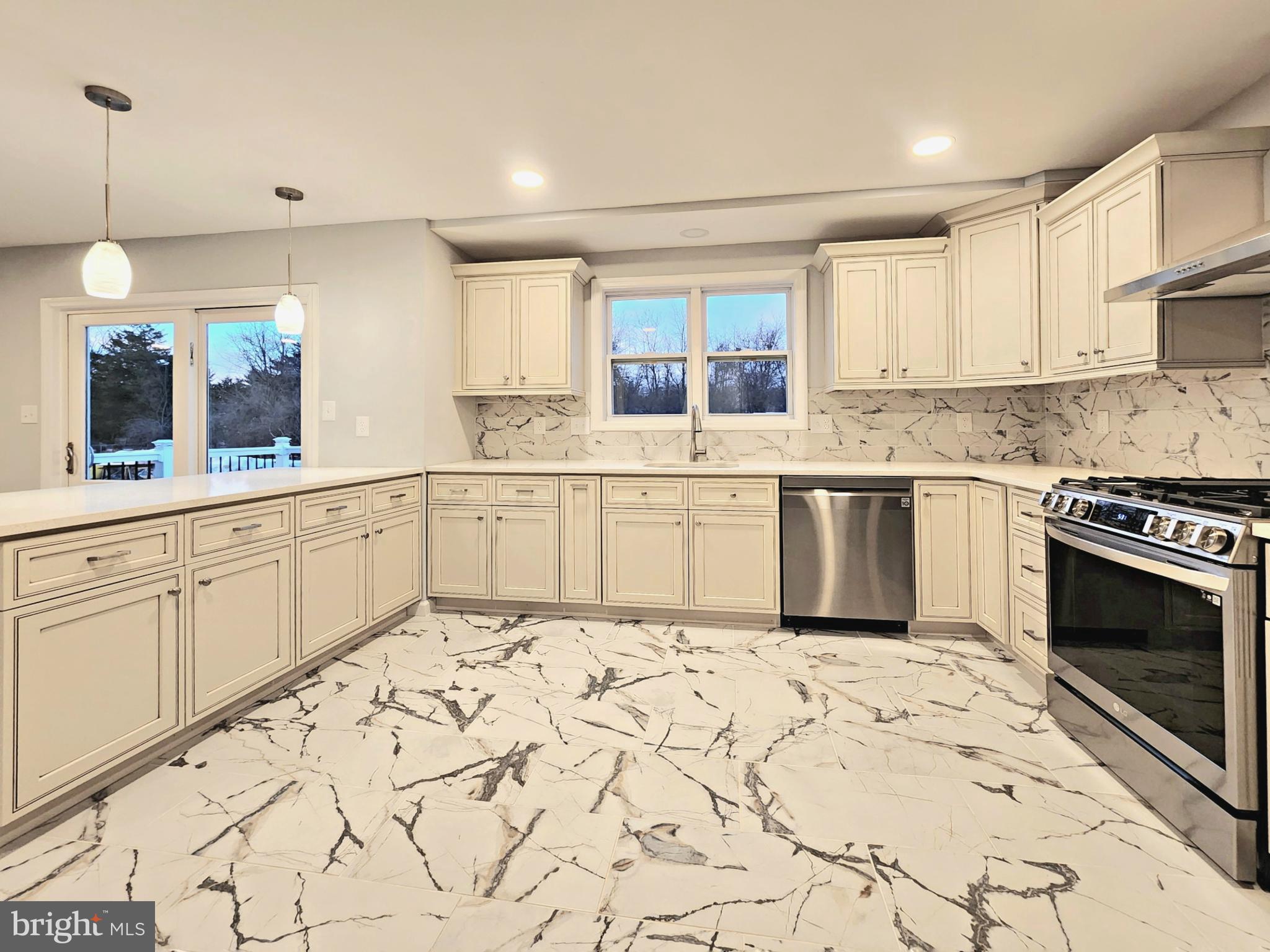 548 Jackson Road Atco, NJ 08004 - Photo 9 of 28 Kitchen / upgraded appliances