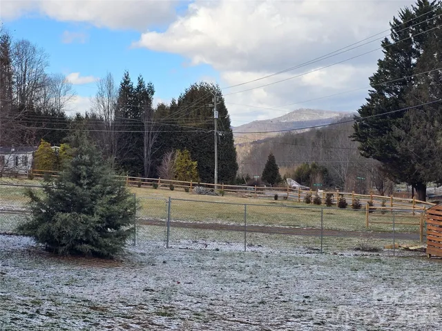 a view of a backyard