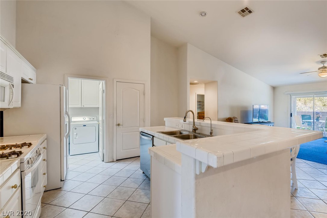 196 Ridge Crossing Avenue Henderson, NV 89002 - Photo 8 of 28 Gallery Image 8
