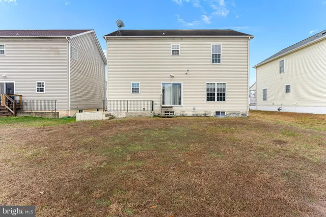 a view of a house with backyard and a tree