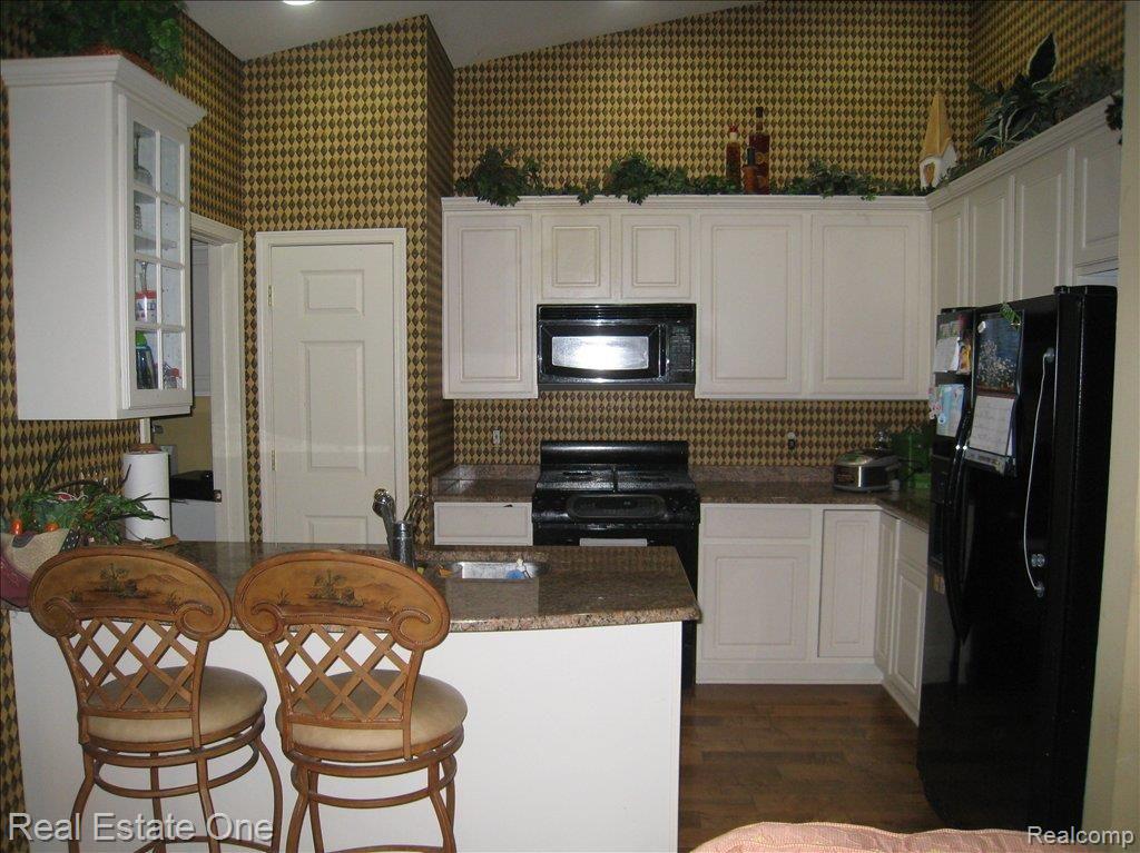 803 Chelsea Ridge Court, Unit 16 Howell, MI 48843 - Photo 10 of 25 IMG_8068