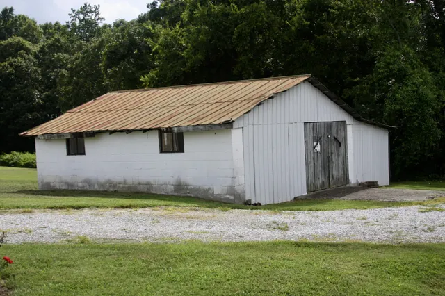 a view of a house with backyard