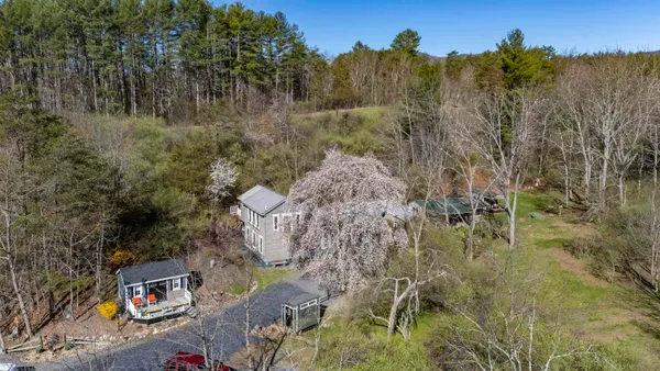a view of a back yard