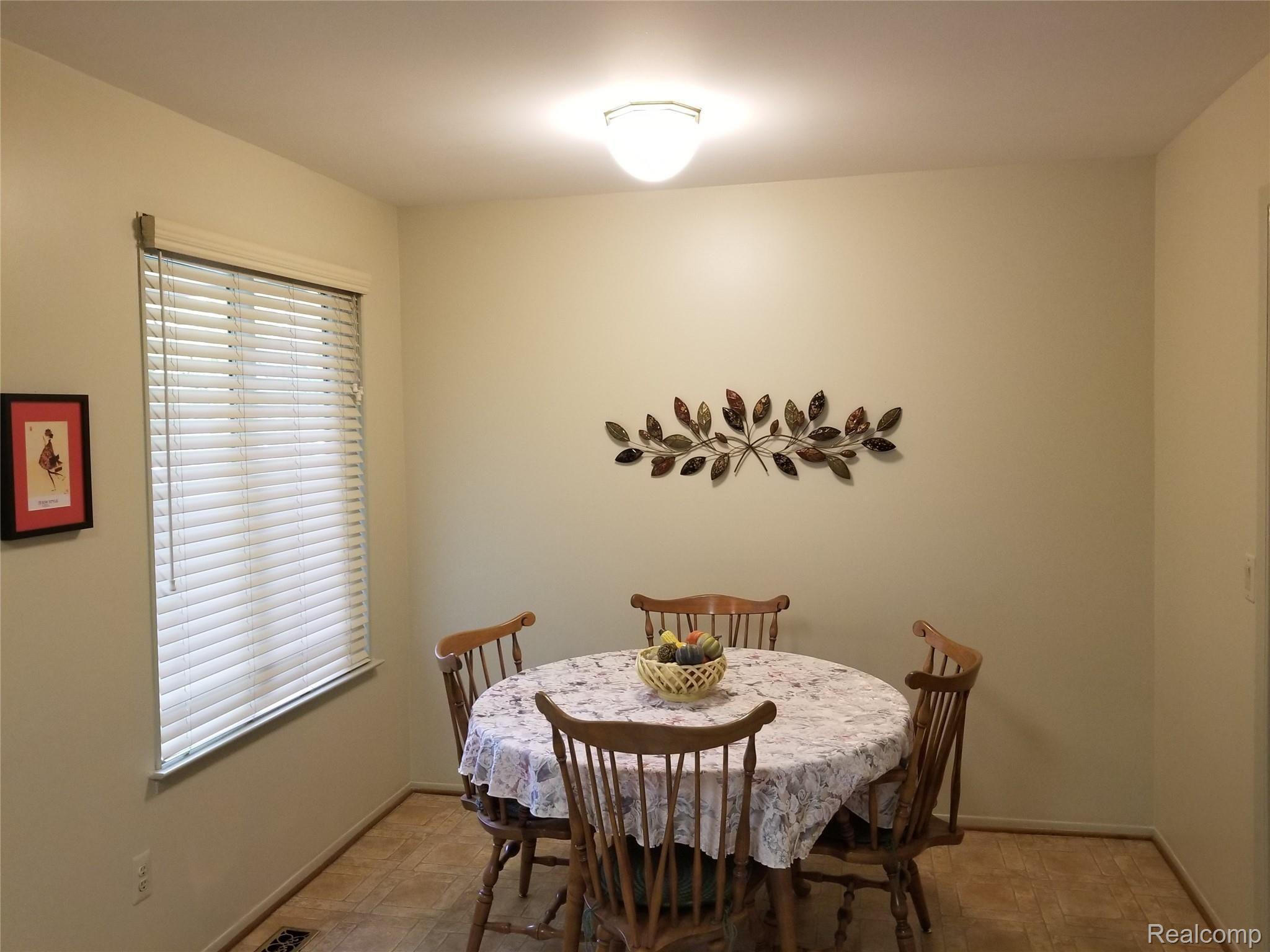 558 Tennyson, Unit 73 Rochester, MI 48307 - Photo 5 of 19 20200817_131458.jpg