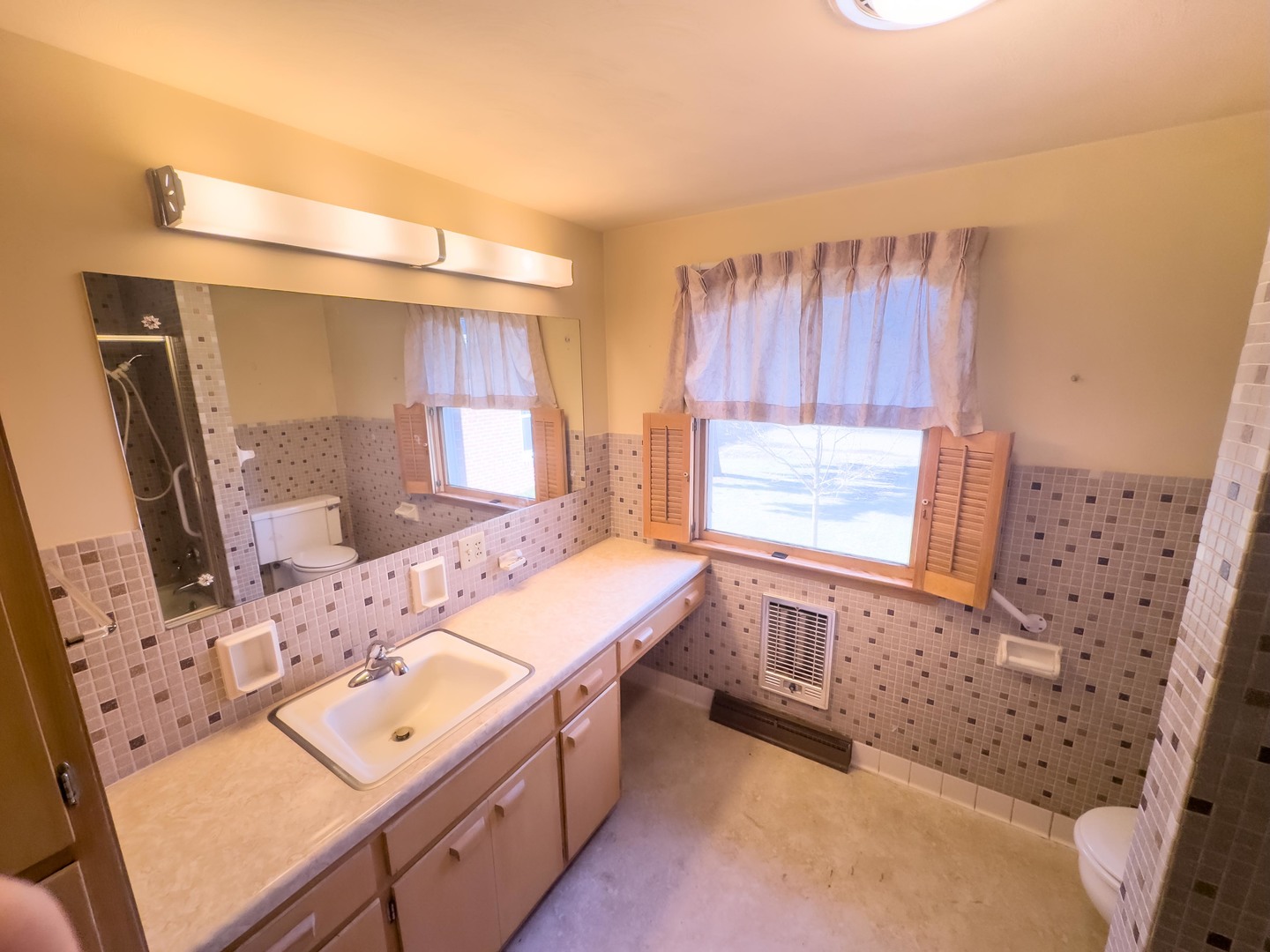 308 South Jackson Street Flanagan, IL 61740 - Photo 22 of 33 a bathroom with a tub sink and mirror