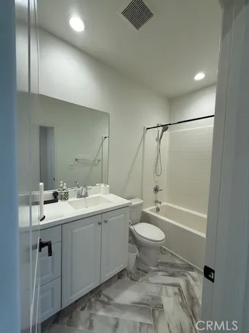 a view of empty room with window