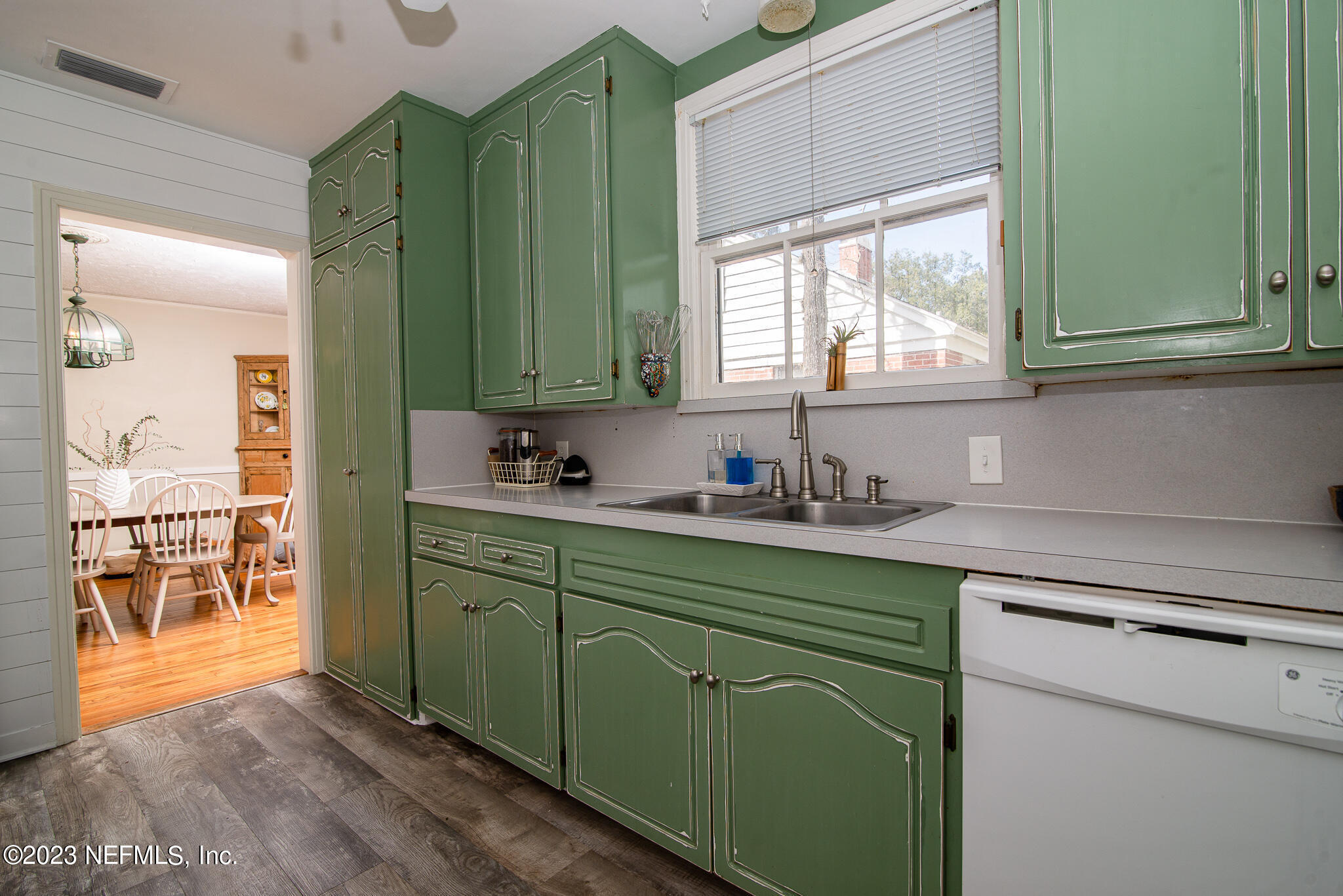 1007 South Shores Road Jacksonville, FL 32207 - Photo 9 of 14 Large cabinets!