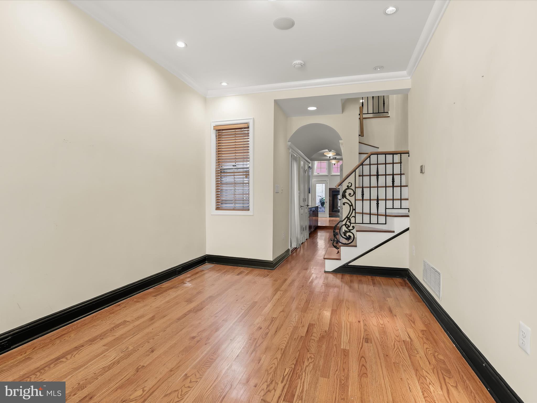 427 South Eden Street Baltimore, MD 21231 - Photo 5 of 66 Living Room
