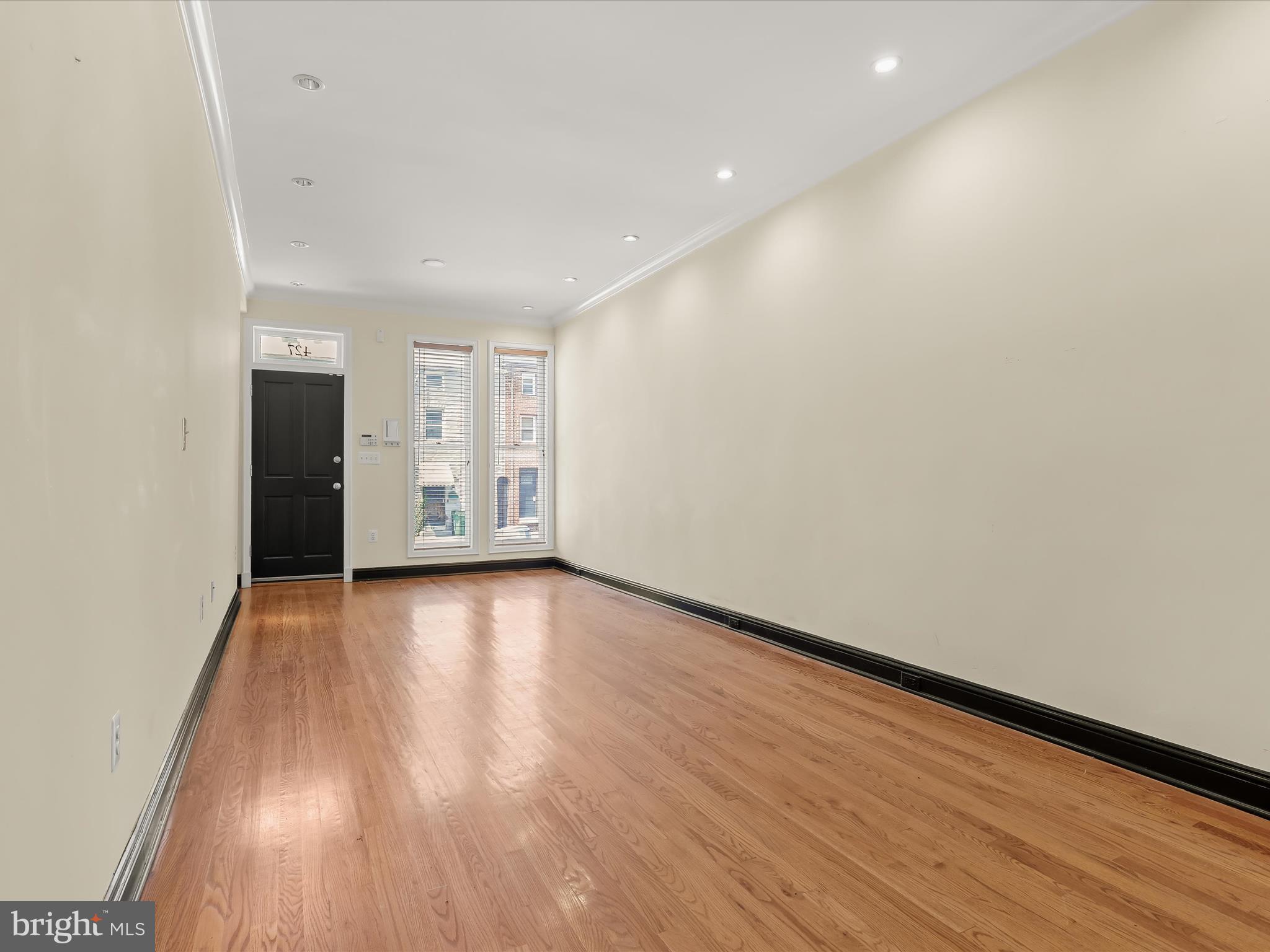 427 South Eden Street Baltimore, MD 21231 - Photo 10 of 66 Living Room