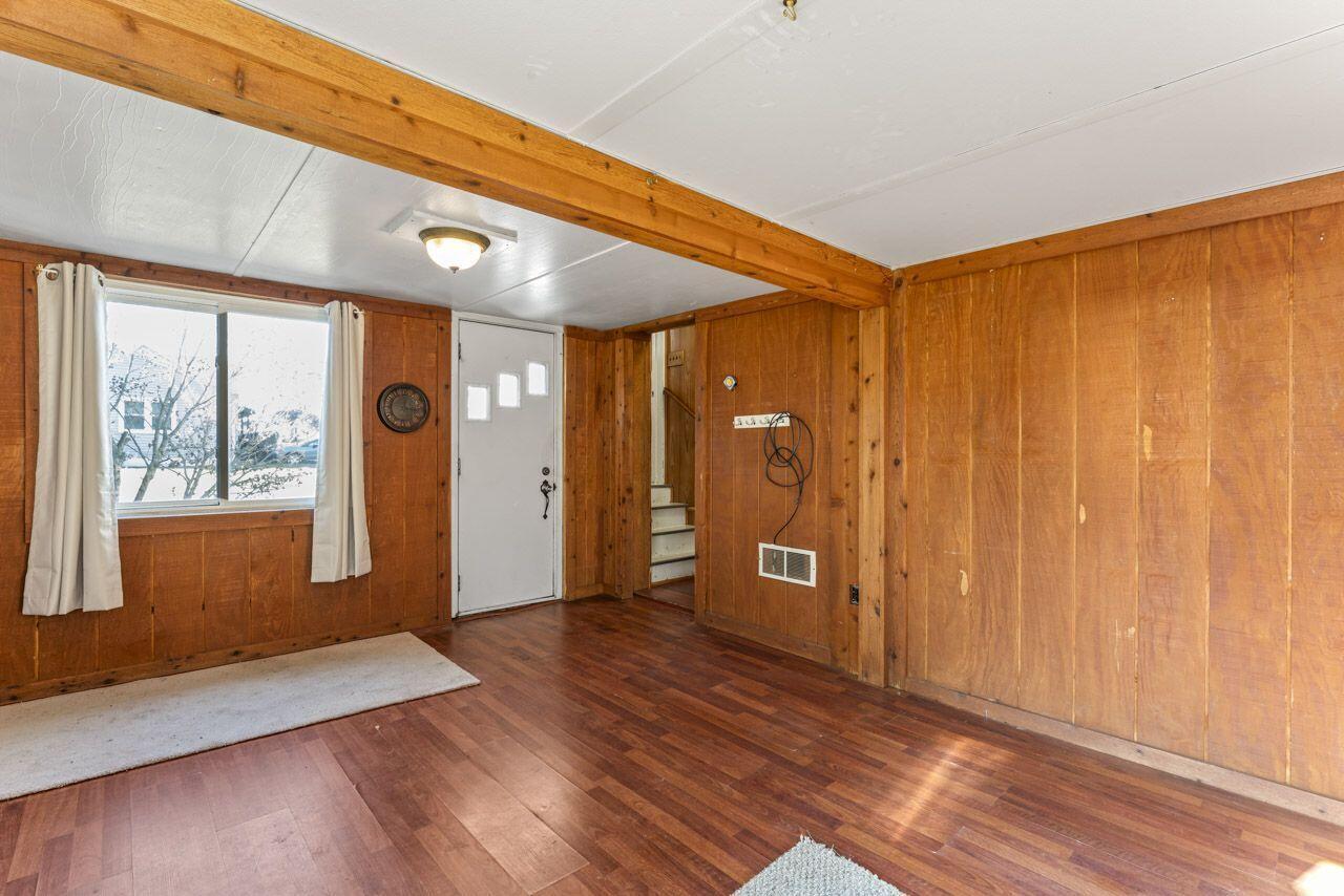 101 Summit Street Newark, OH 43055 - Photo 16 of 29 Enclosed Breezeway to Kitchen