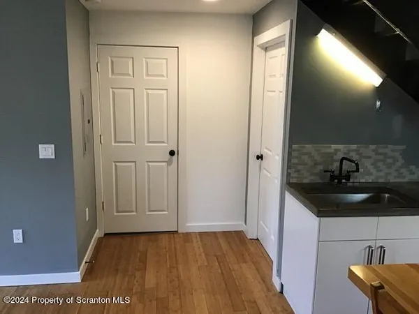 $950 | 295 Dundaff Street, Unit UPSTAIRS, Carbondale, PA 18407