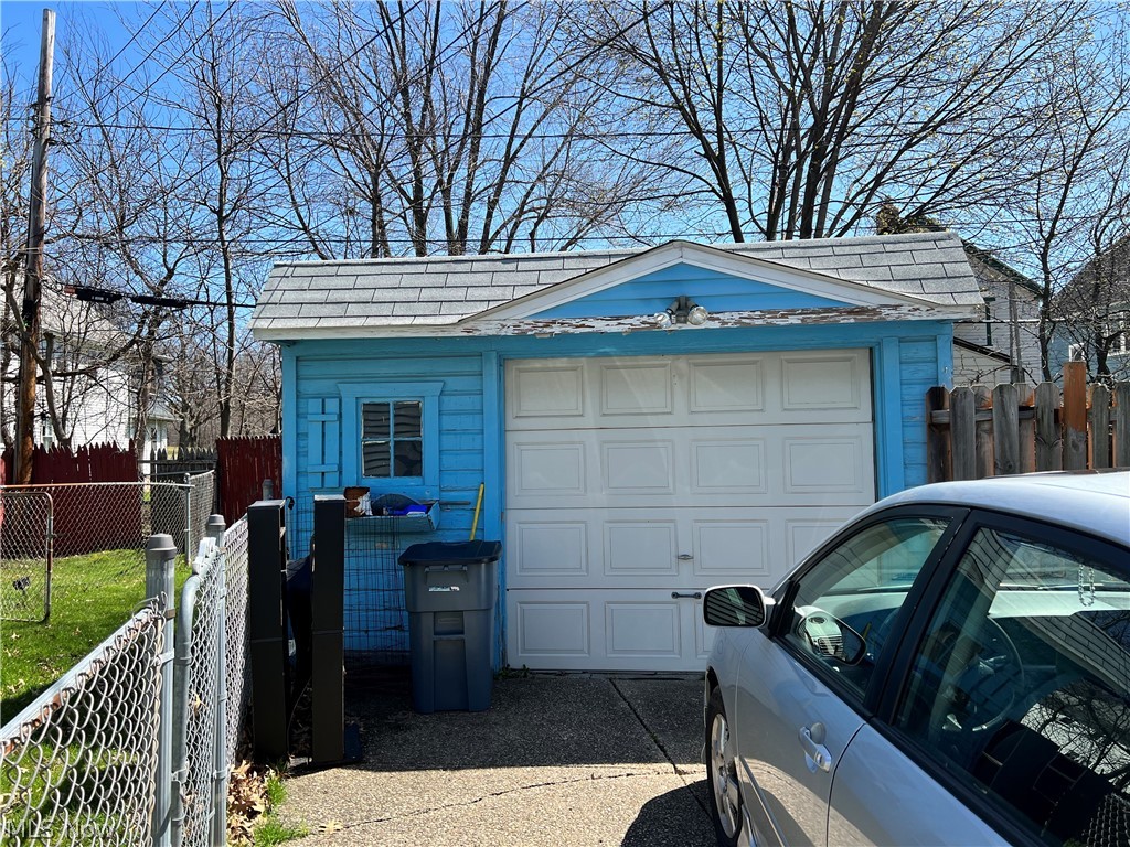16306 Helmsdale Road Cleveland, OH 44112 - Photo 6 of 23 Gallery Image 6