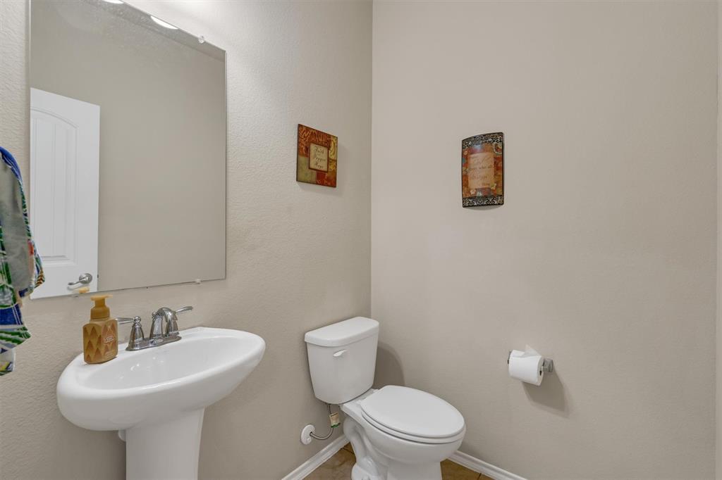 520 Rustic Oak Lane McKinney, TX 75072 - Photo 28 of 37 a bathroom with a toilet sink and mirror