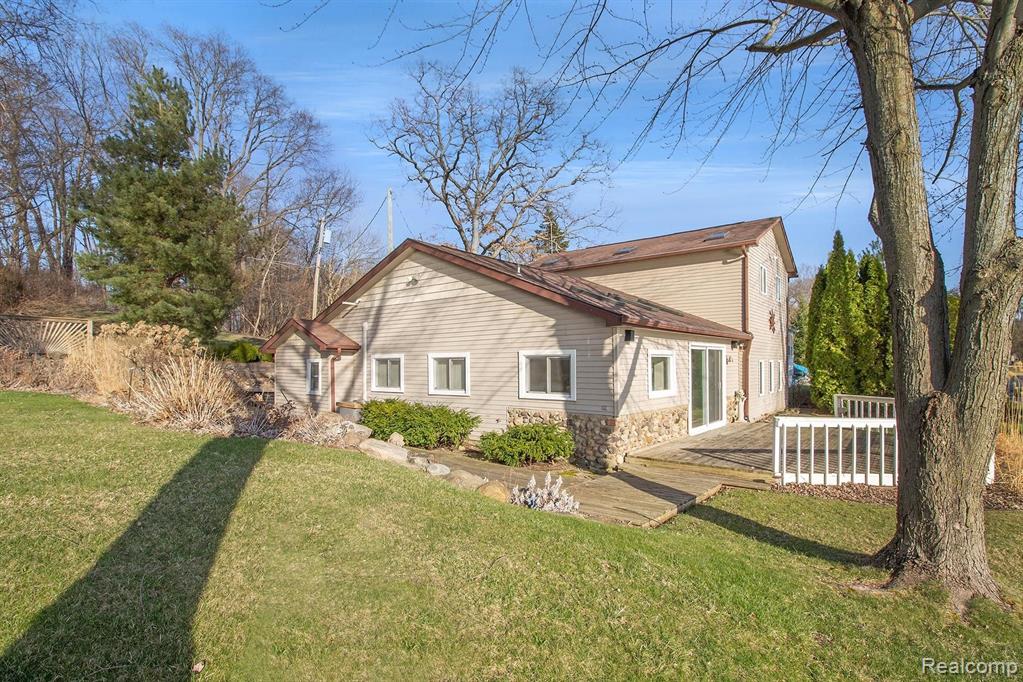 1615 Triangle Lake Road Howell, MI 48843 - Photo 9 of 30