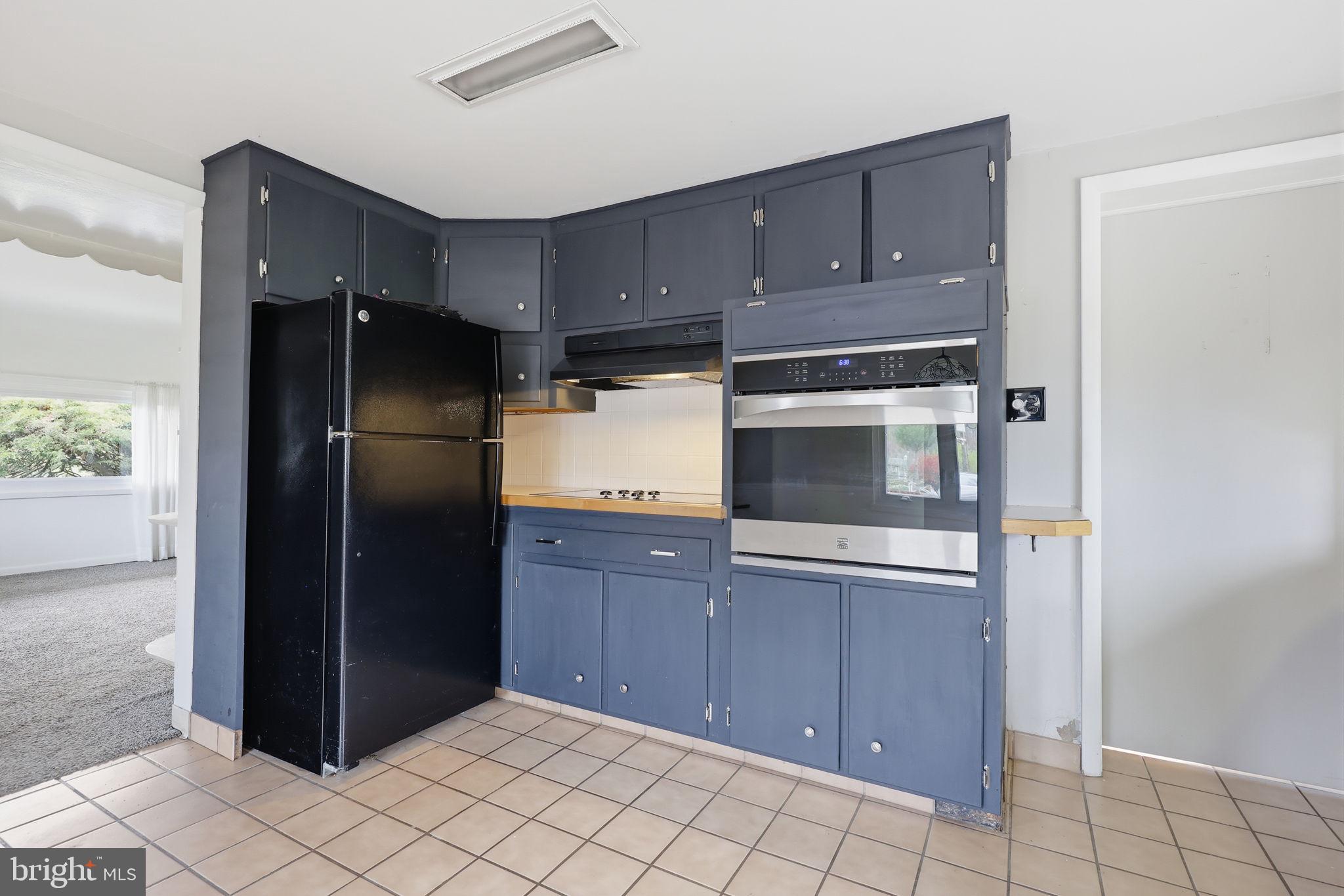 25 Diverty Road Pennington, NJ 08534 - Photo 22 of 37 Modern kitchen with sleek design.
