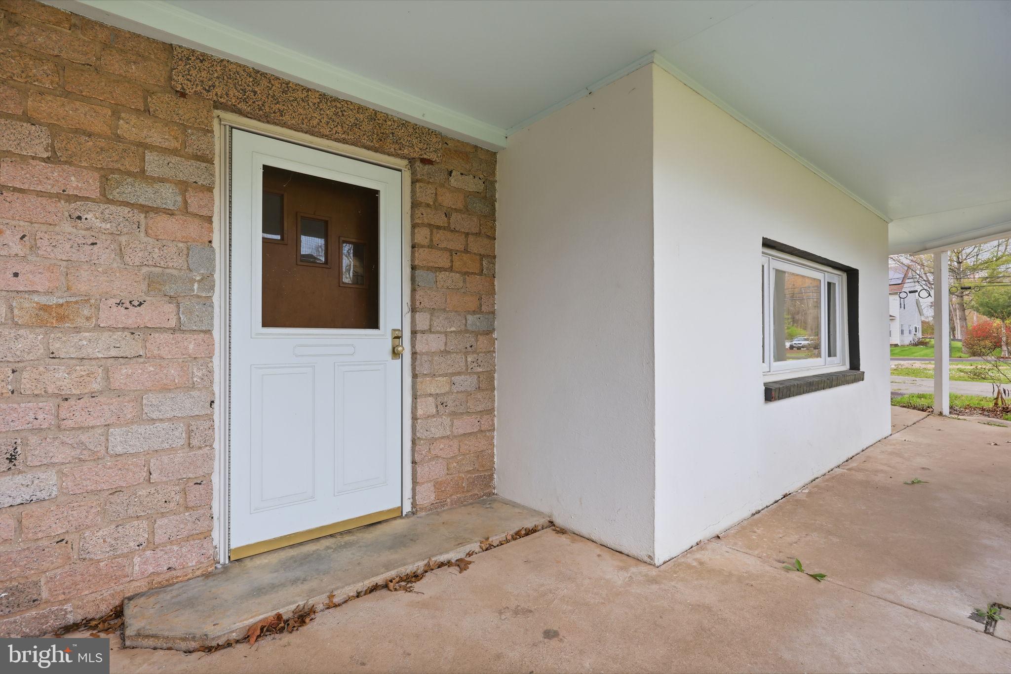 25 Diverty Road Pennington, NJ 08534 - Photo 3 of 37 Charming entryway with modern flair.