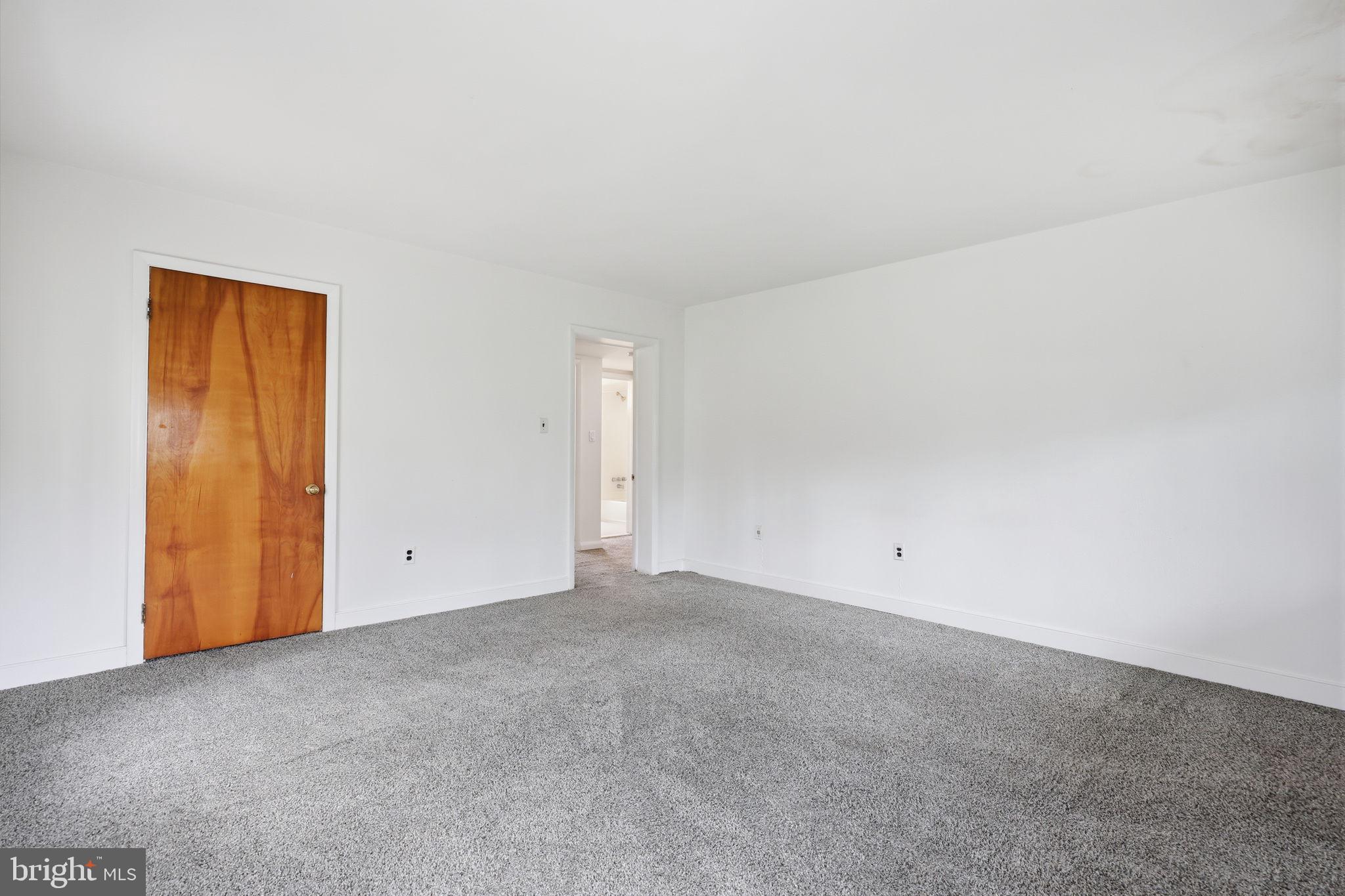 25 Diverty Road Pennington, NJ 08534 - Photo 10 of 37 Spacious room with endless potential.