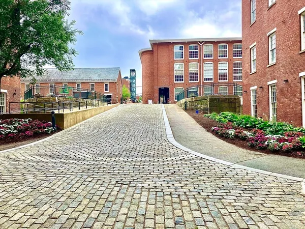 $3,000 | 130 John Street, Unit 355, Lowell, MA 01852