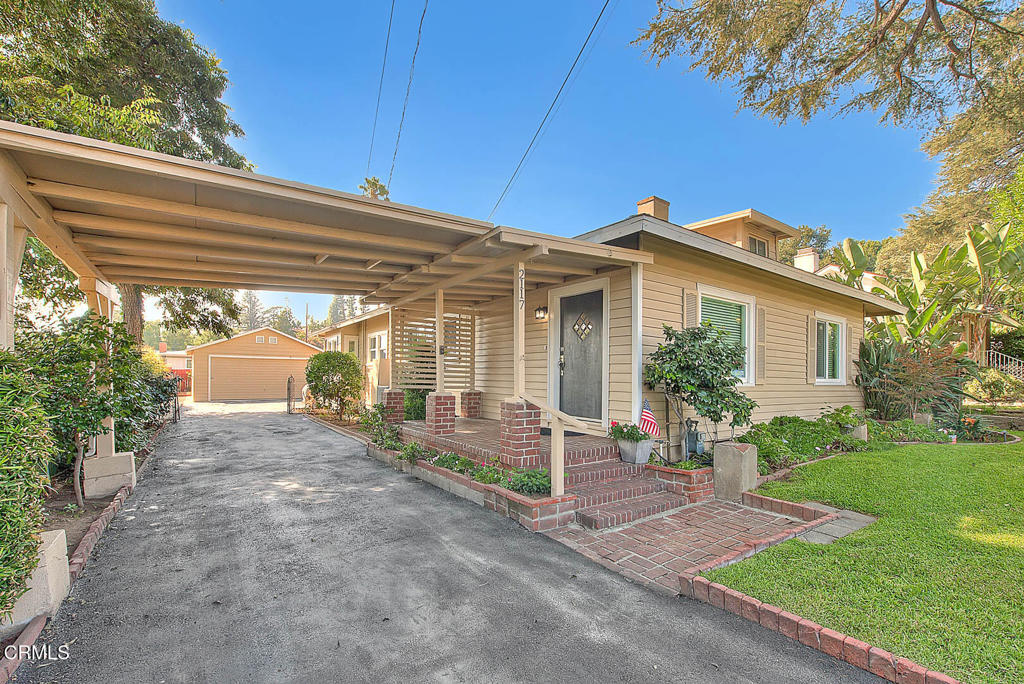 a view of a house with backyard and a garden