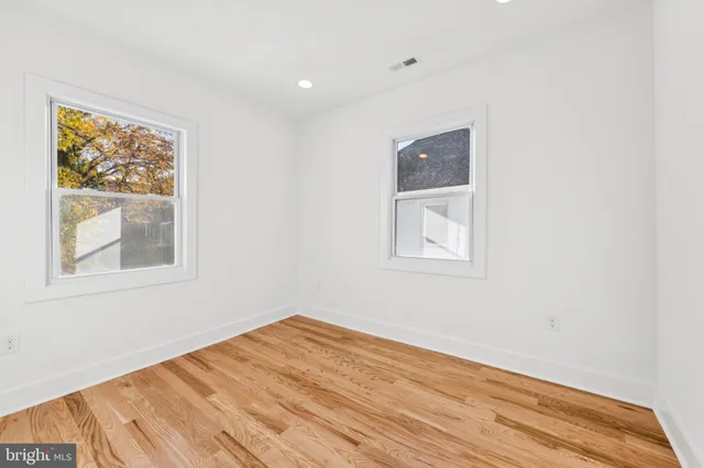 a view of empty room with window