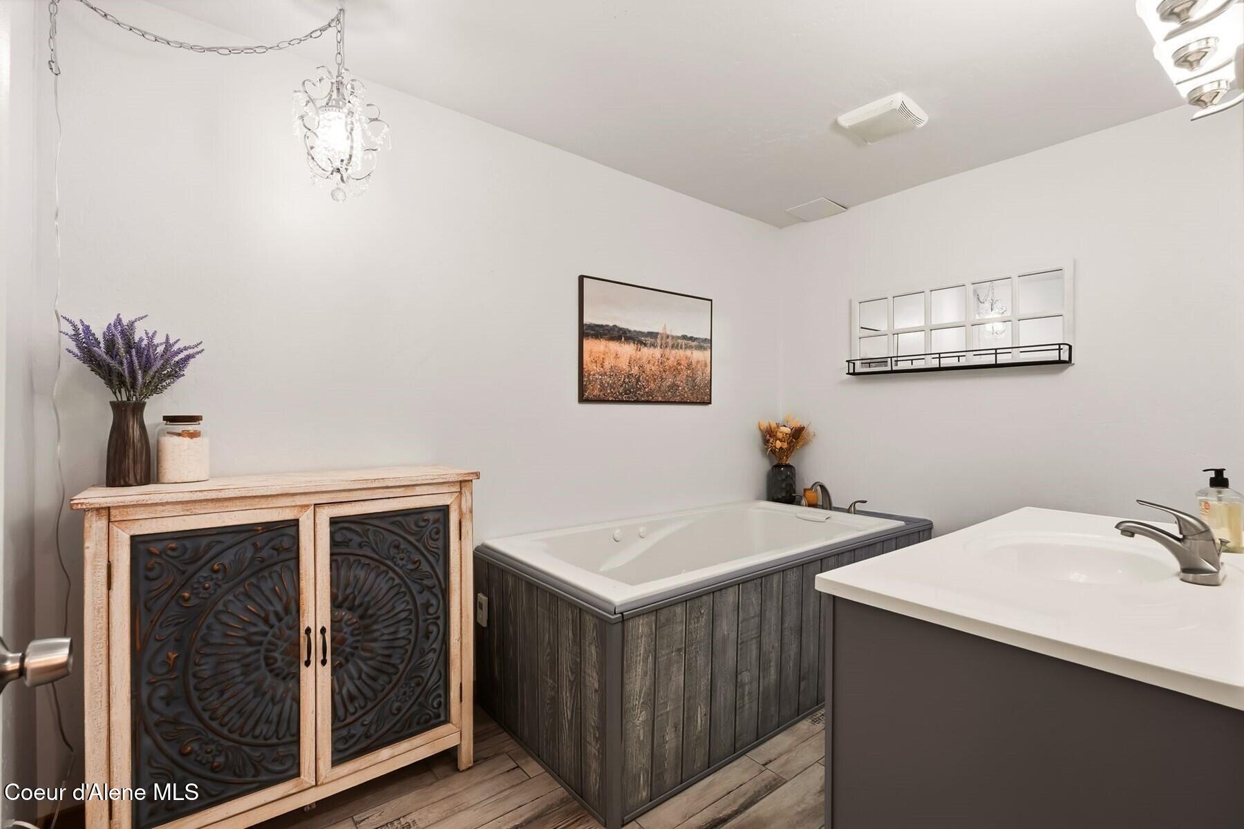 925 Lower Pack River Road Sandpoint, ID 83864 - Photo 20 of 48 Ensuite