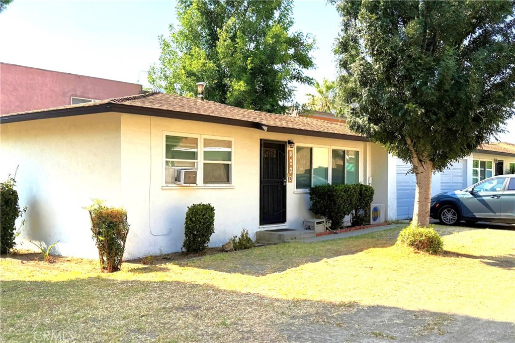 a view of a house with backyard and sitting area