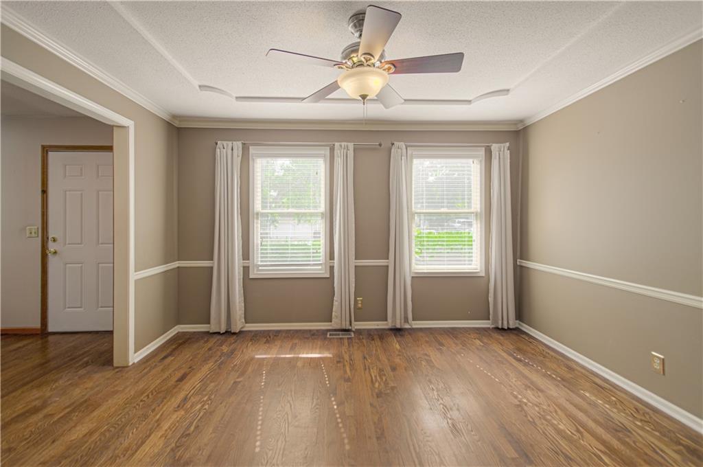 8209 Bell Road Lenexa, KS 66219 - Photo 4 of 49