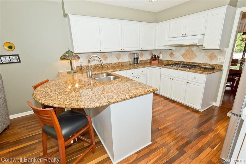 23735 Ravineview Court Bingham Farms, MI 48025 - Photo 7 of 28