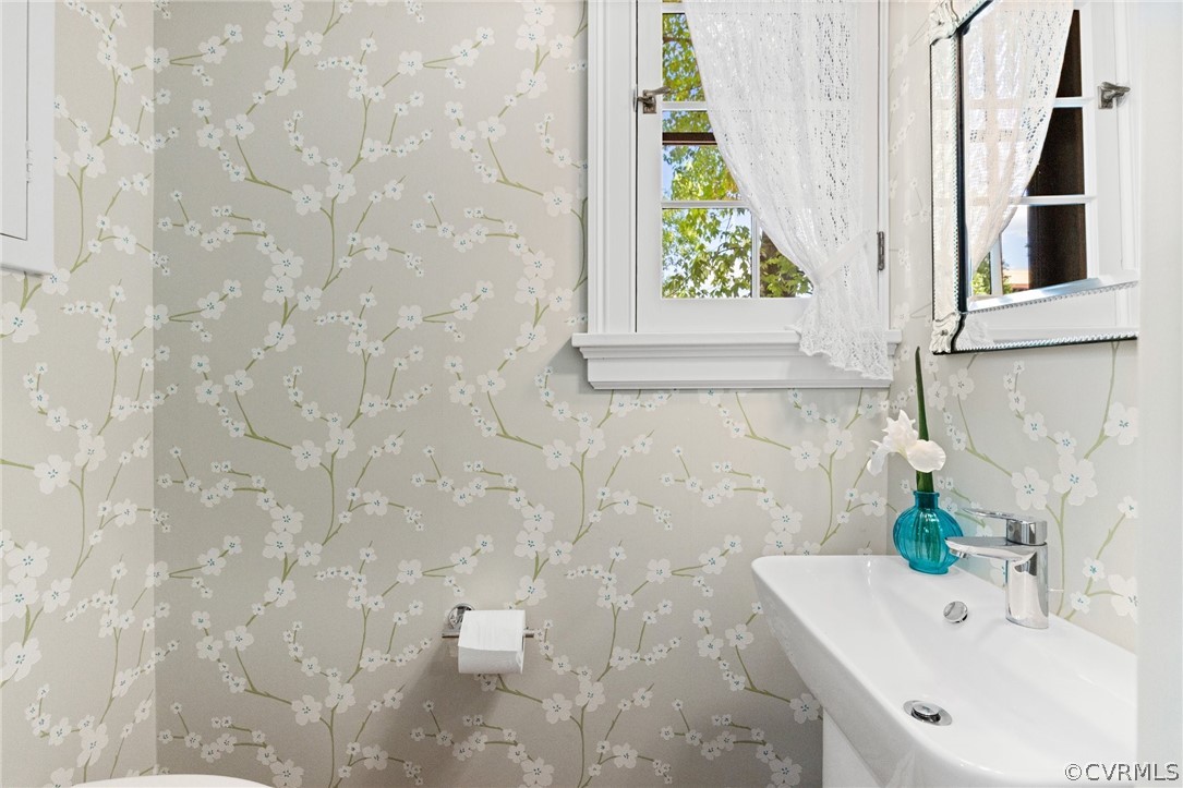 428 Roseneath Road Richmond, VA 23221 - Photo 25 of 40 a bath tub sitting in a bathroom next to a window