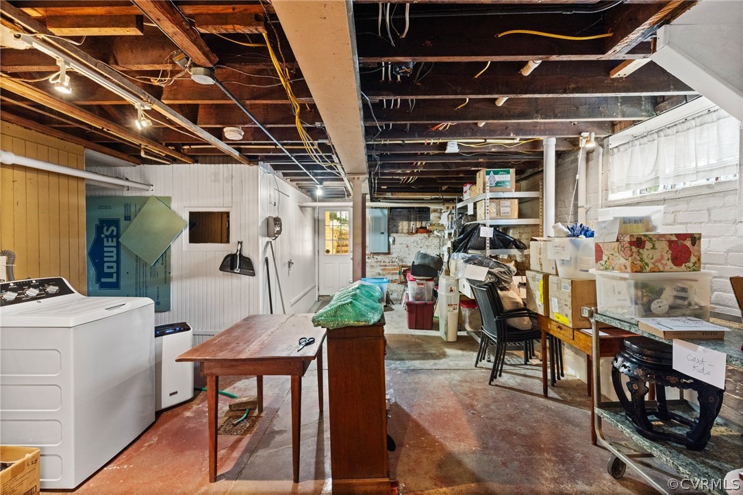 428 Roseneath Road Richmond, VA 23221 - Photo 35 of 40 a view of a chairs and table in a patio