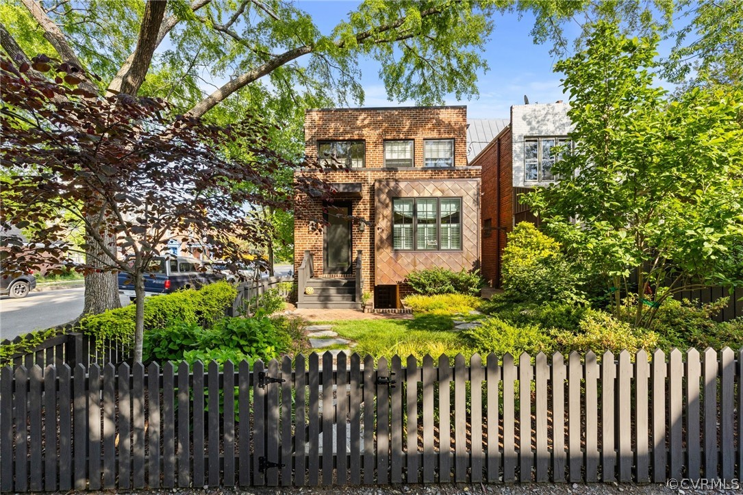 428 Roseneath Road Richmond, VA 23221 - Photo 38 of 40 a view of a house with wooden fence