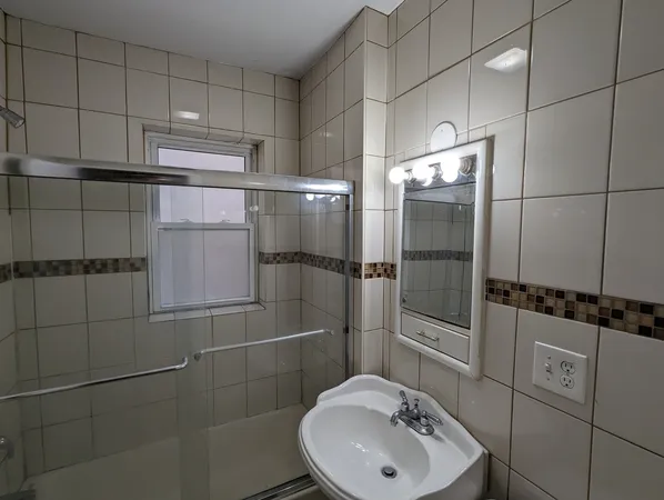 $1,750 | 5029 North Harding Avenue, Unit 1W, Chicago, IL 60625