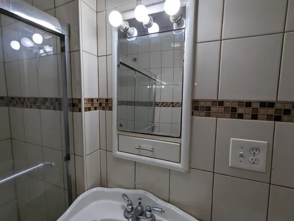 $1,750 | 5029 North Harding Avenue, Unit 1W, Chicago, IL 60625