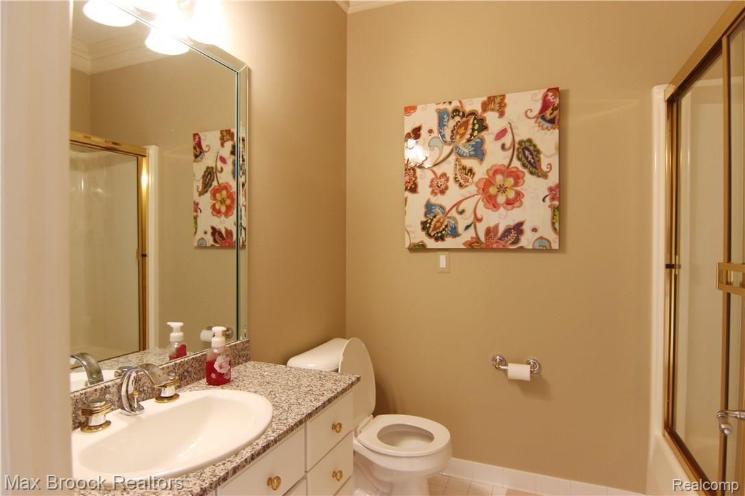 7060 Hatchery Road Waterford, MI 48327 - Photo 28 of 39 Upstairs Bathroom.jpg