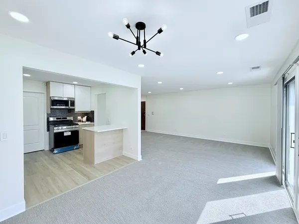 $2,600 | 98 Marble Hill Court, Unit B2, Schaumburg, IL 60193