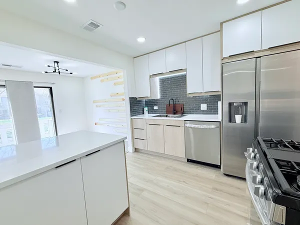 $2,600 | 98 Marble Hill Court, Unit B2, Schaumburg, IL 60193